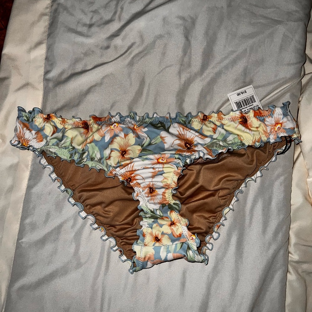 Bikini bottoms. Floral print. Ruffle cheeky style. NWT never worn!